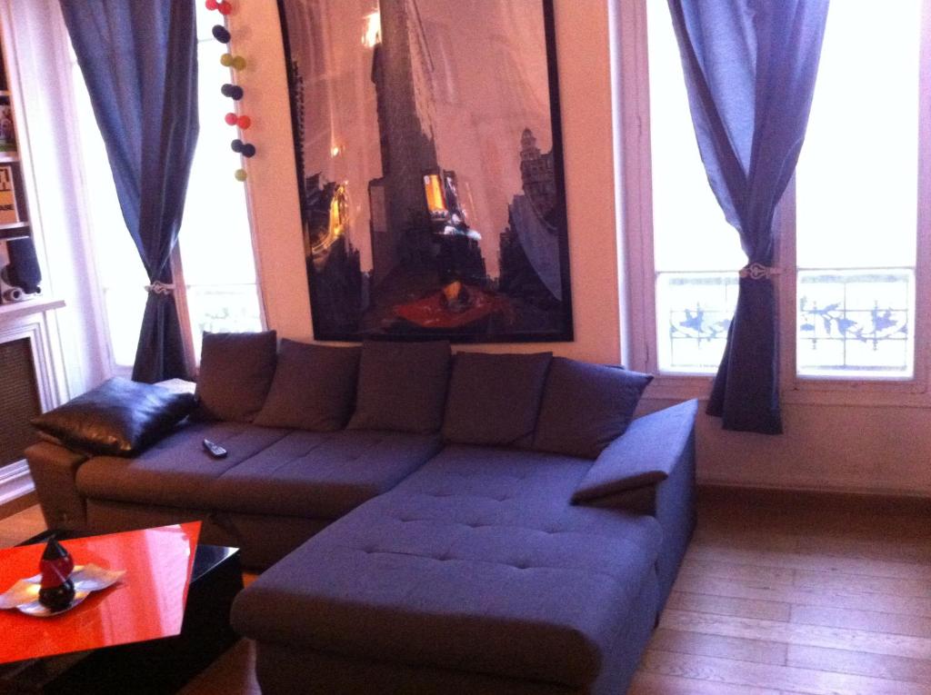 un salon avec un canapé et une table dans l'établissement Appartement cœur de ville, à Avignon