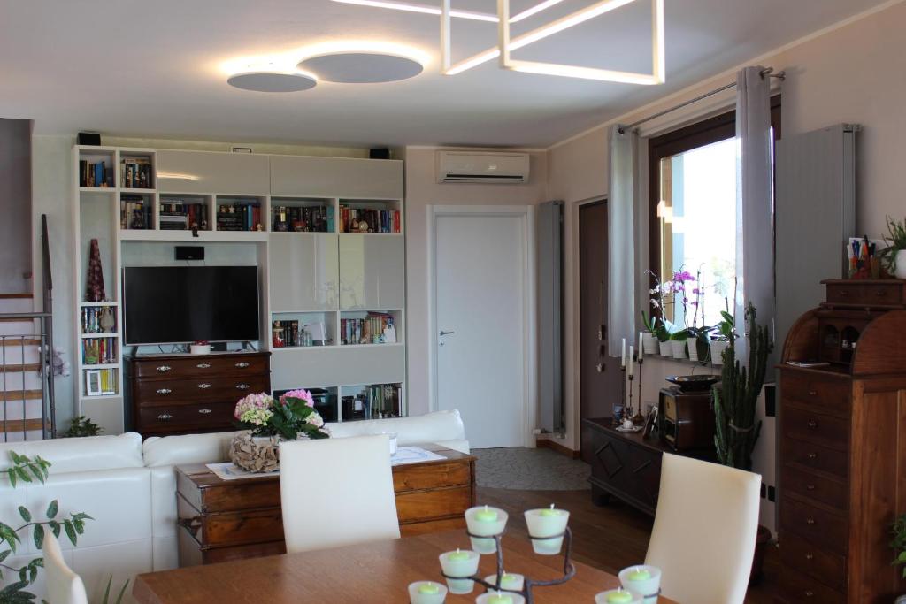 TV a/nebo společenská místnost v ubytování Due Lune B&B