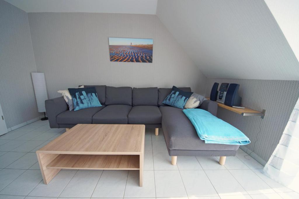 ein Wohnzimmer mit einem Sofa und einem Couchtisch in der Unterkunft Appartement Stader Str. 3 in Cuxhaven