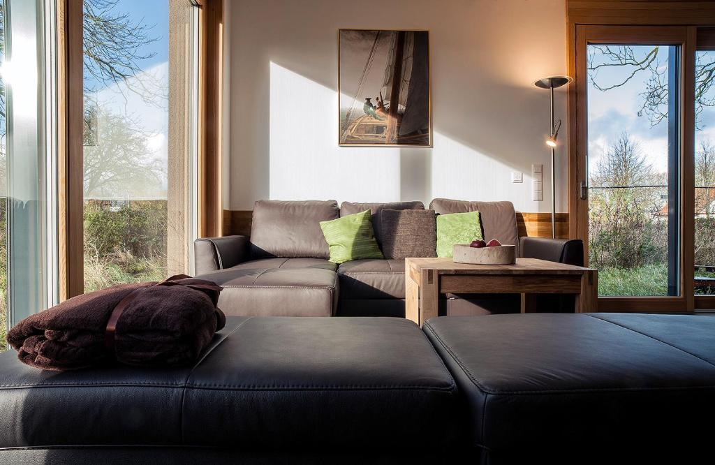 ein Wohnzimmer mit einem Sofa und einem Tisch in der Unterkunft Arkona Residence in Putgarten