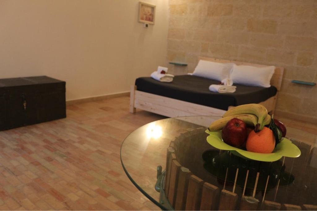una stanza con un tavolo con un cesto di frutta di La dimora di Enzo a Matera