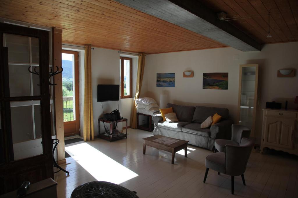 ein Wohnzimmer mit einem Sofa und einem Tisch in der Unterkunft La Truelle in Seyne