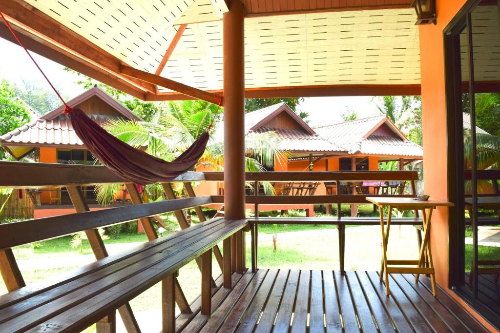 Patio nebo venkovní prostory v ubytování Lanta Pearl Beach Resort