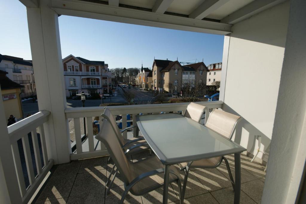 キュールングスボルンにあるVilla Metropolの通りの景色を望むバルコニー(テーブル、椅子付)