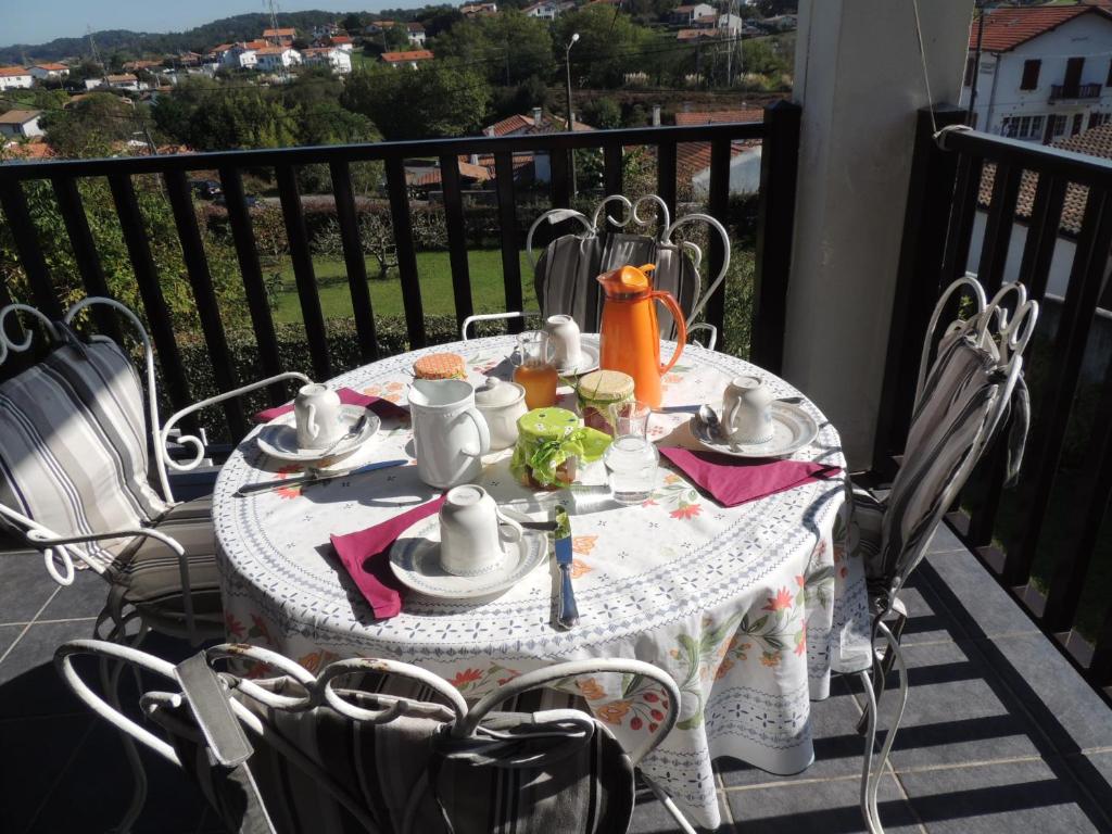 einen Tisch mit einem Teller Essen auf dem Balkon in der Unterkunft Euskadi in Bidart