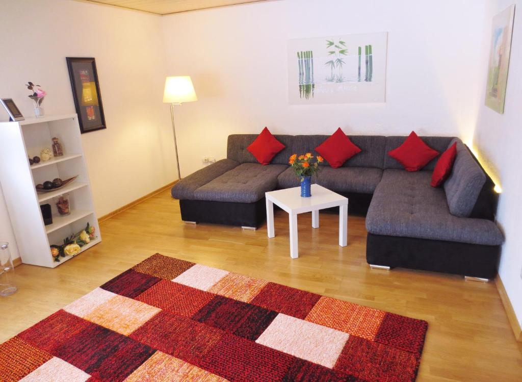 sala de estar con sofá y mesa en Ferienunterkunft Börner, en Ehlscheid
