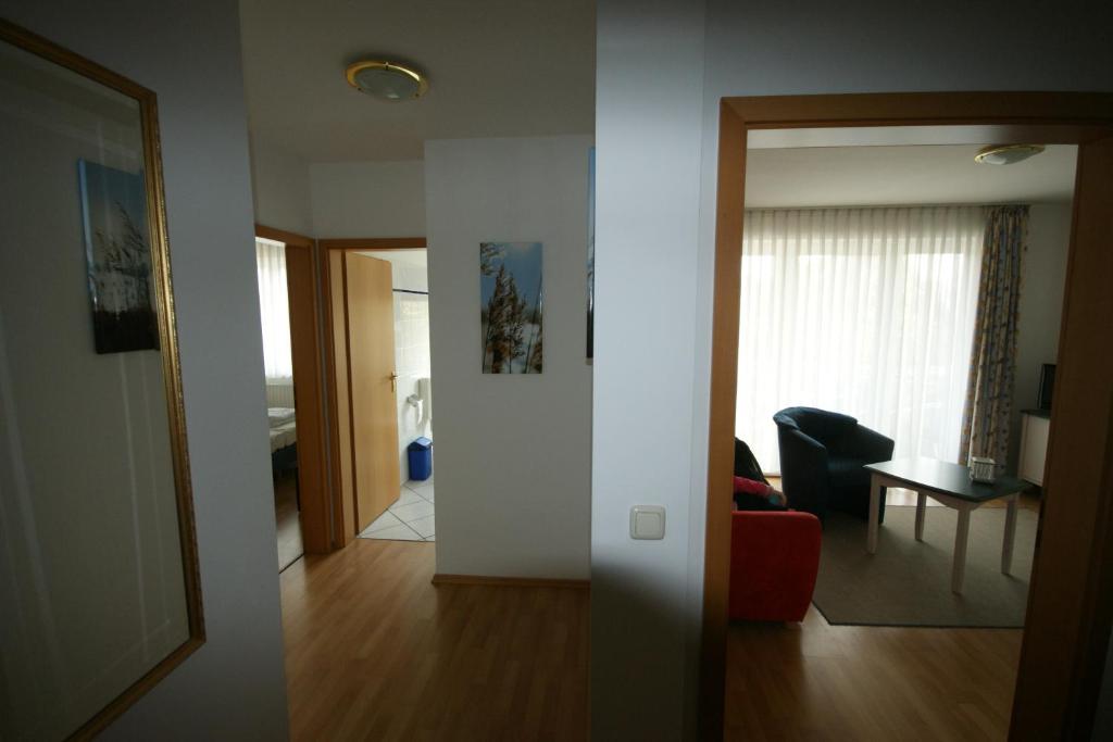 ボルテンハーゲンにあるStrandkorbのリビングルーム付きの部屋へのオープンドア