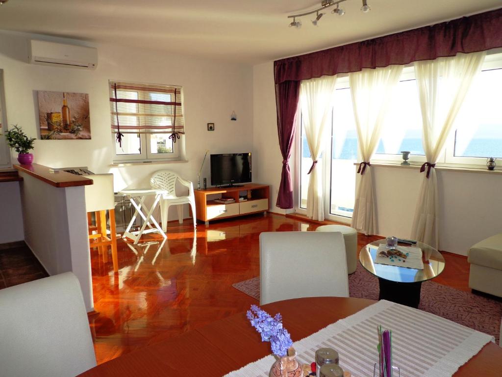 TV a/nebo společenská místnost v ubytování Apartments Mistral