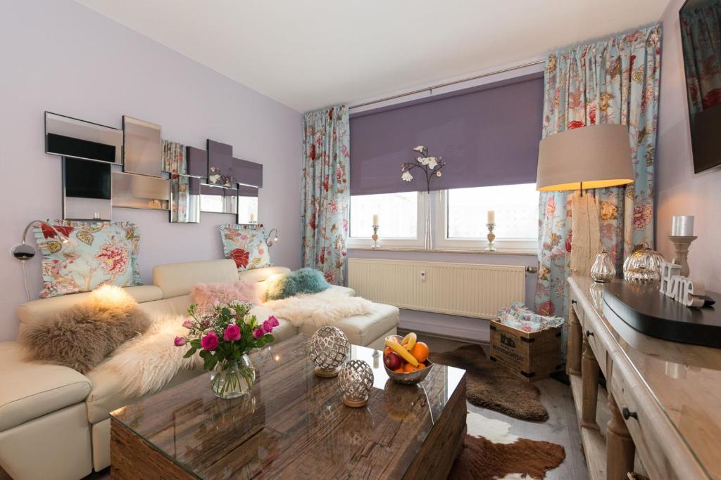 ein Wohnzimmer mit einem Sofa und einem Tisch in der Unterkunft Bad Lausick Ferienappartment Brigitte in Bad Lausick