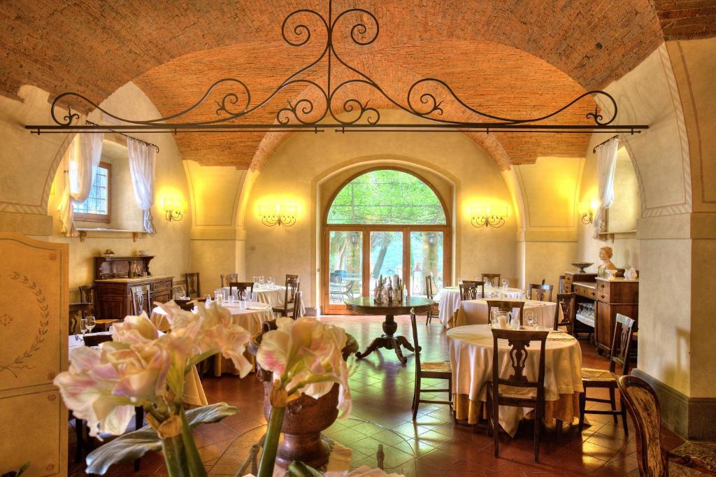 Reštaurácia alebo iné gastronomické zariadenie v ubytovaní Villa Barberino