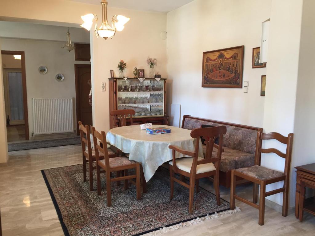 - une salle à manger avec une table et des chaises dans l'établissement Apartment Korinos Mama Machi, à Korinos