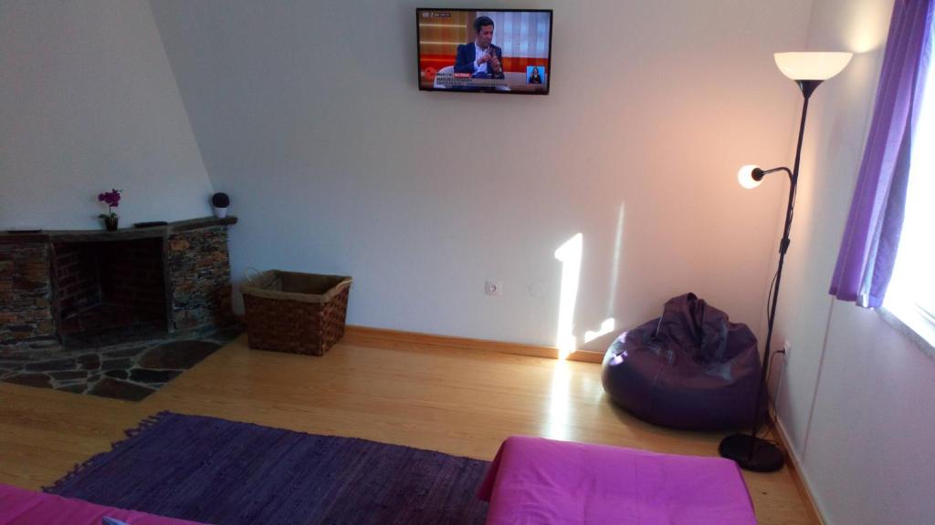 TV a/nebo společenská místnost v ubytování Casas dos Carregais