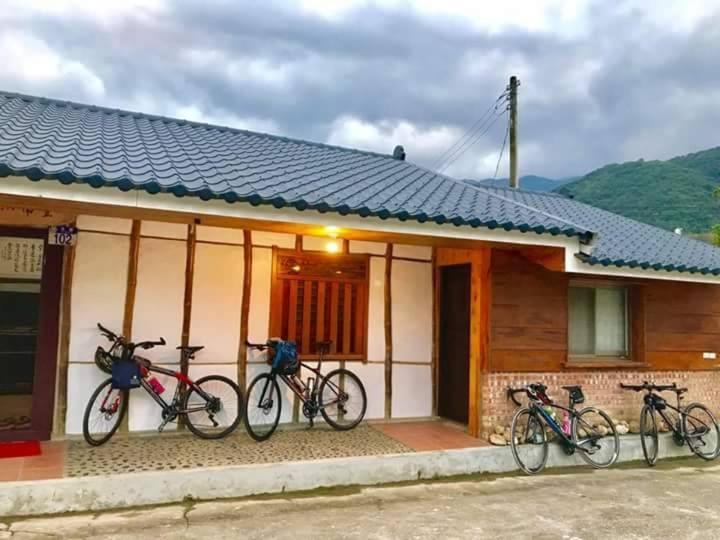 a group of bikes parked outside of a house at Fengnan Tianzhuang Homestay in Fuli