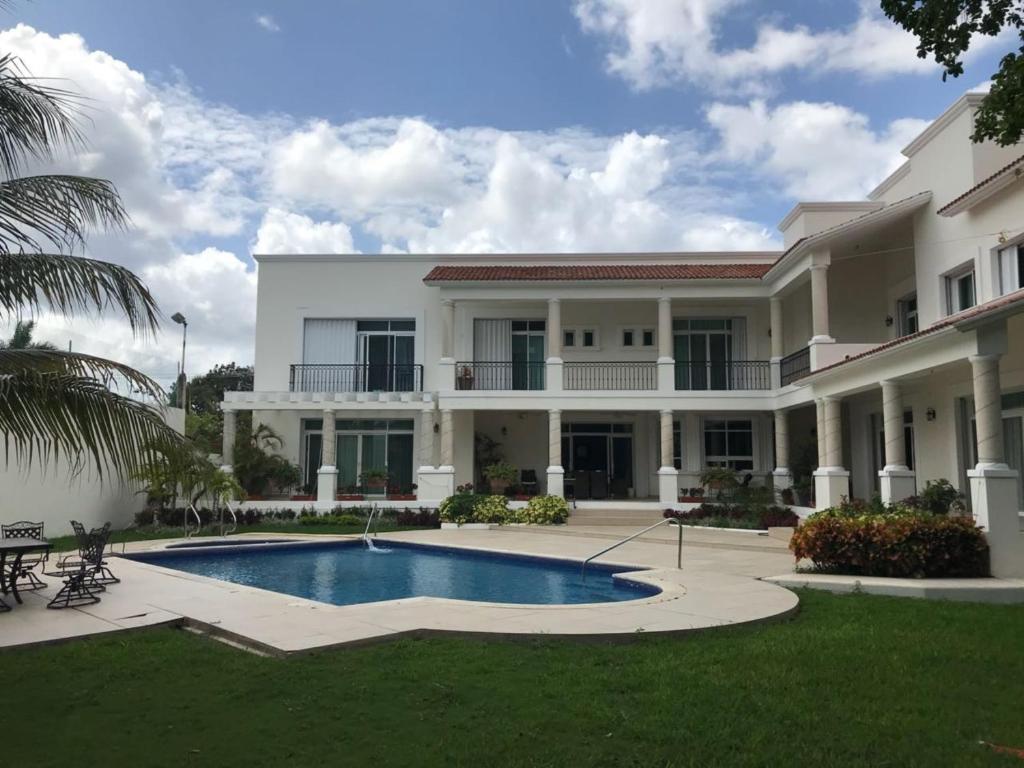 Bazén v ubytování Villa Segovia Cozumel nebo v jeho okolí