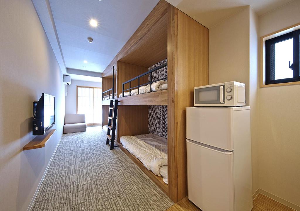 Postel nebo postele na pokoji v ubytování Irori Kyoto Station Higashi-Honganji