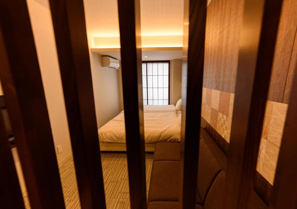 Postel nebo postele na pokoji v ubytování Irori Kyoto Station Higashi-Honganji
