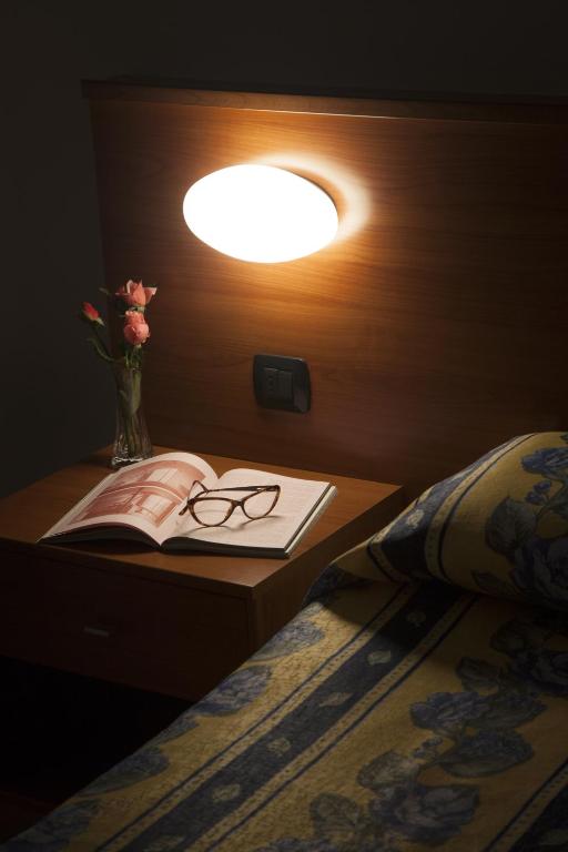 Postel nebo postele na pokoji v ubytování Hotel Naonis