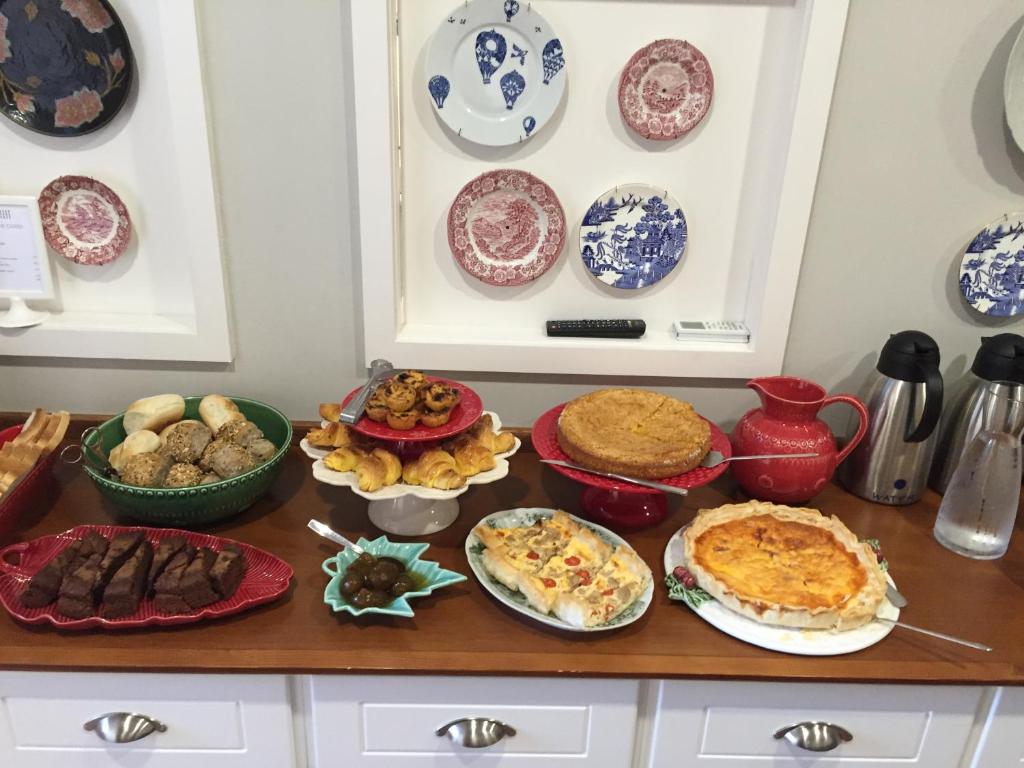 B The Guest Downtown - Resim 18