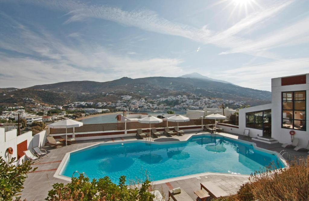 una piscina en la azotea de una casa con vistas en Mare Vista Hotel - Epaminondas en Batsi