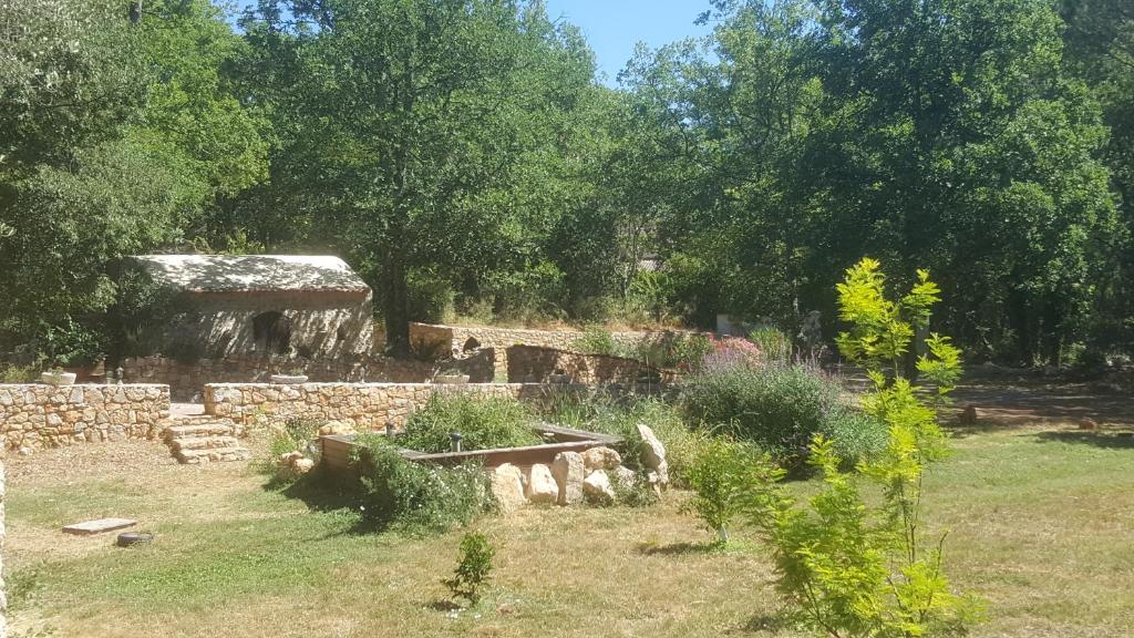 Zahrada ubytování Le Donjon des Combes et son Spa