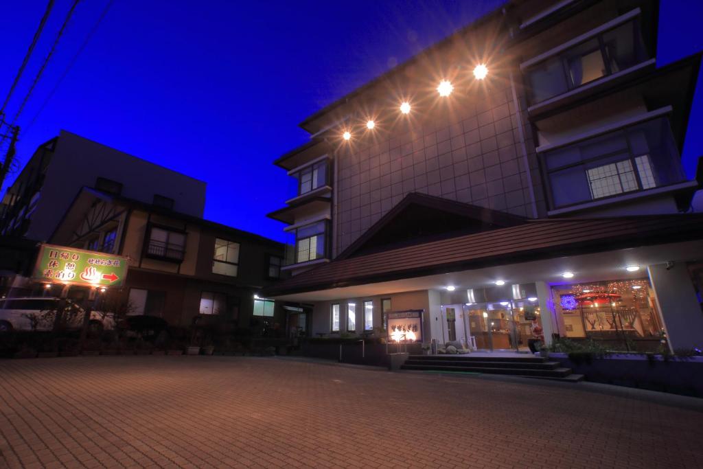 un edificio con luces encendidas por la noche en mt. inn(マウントイン）, en Nihommatsu