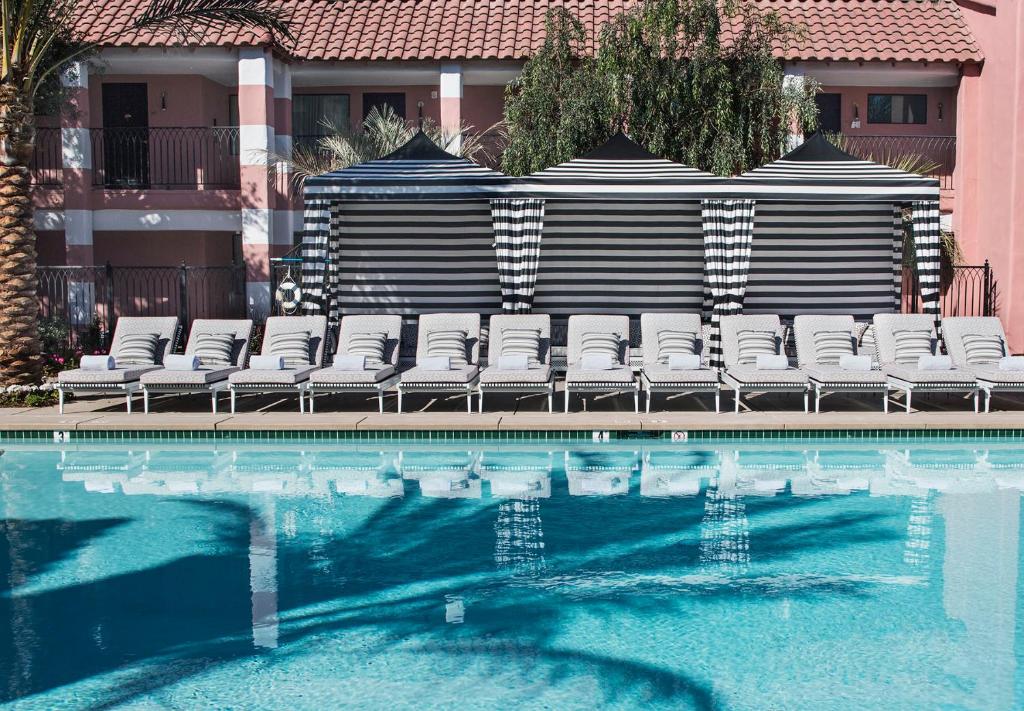 Bazén v ubytování Sands Hotel and Spa nebo v jeho okolí