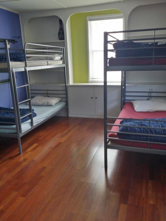 Postel nebo postele na pokoji v ubytování Yosemite International Hostel