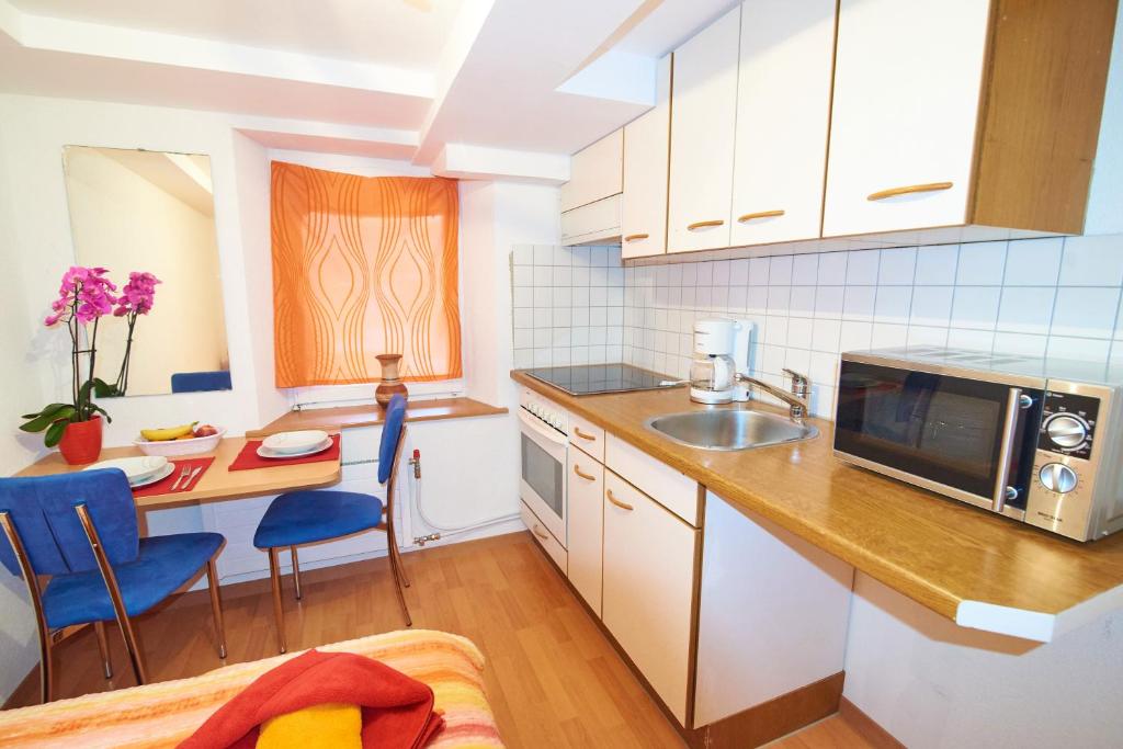 una pequeña cocina con fregadero y mesa en New West Station 7, en Interlaken