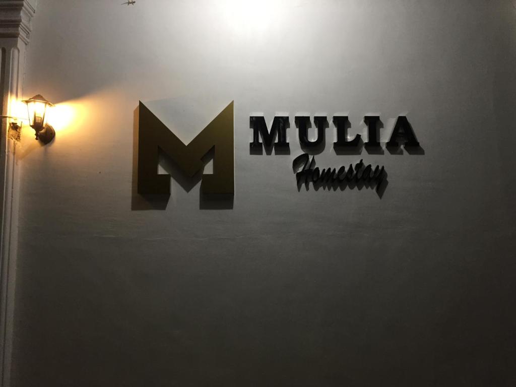 una señal en una pared con la palabra mulka en ella en Mulia Homestay en Banda Aceh