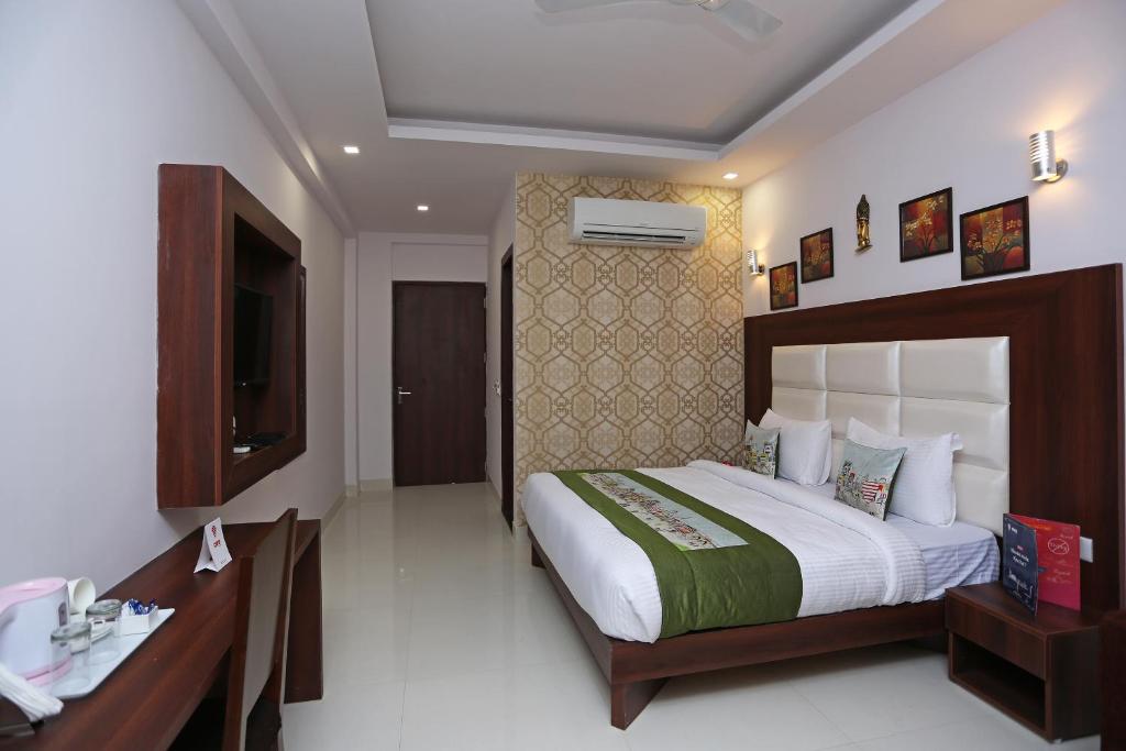 Postel nebo postele na pokoji v ubytování Hotel Arch - Near Aerocity New Delhi
