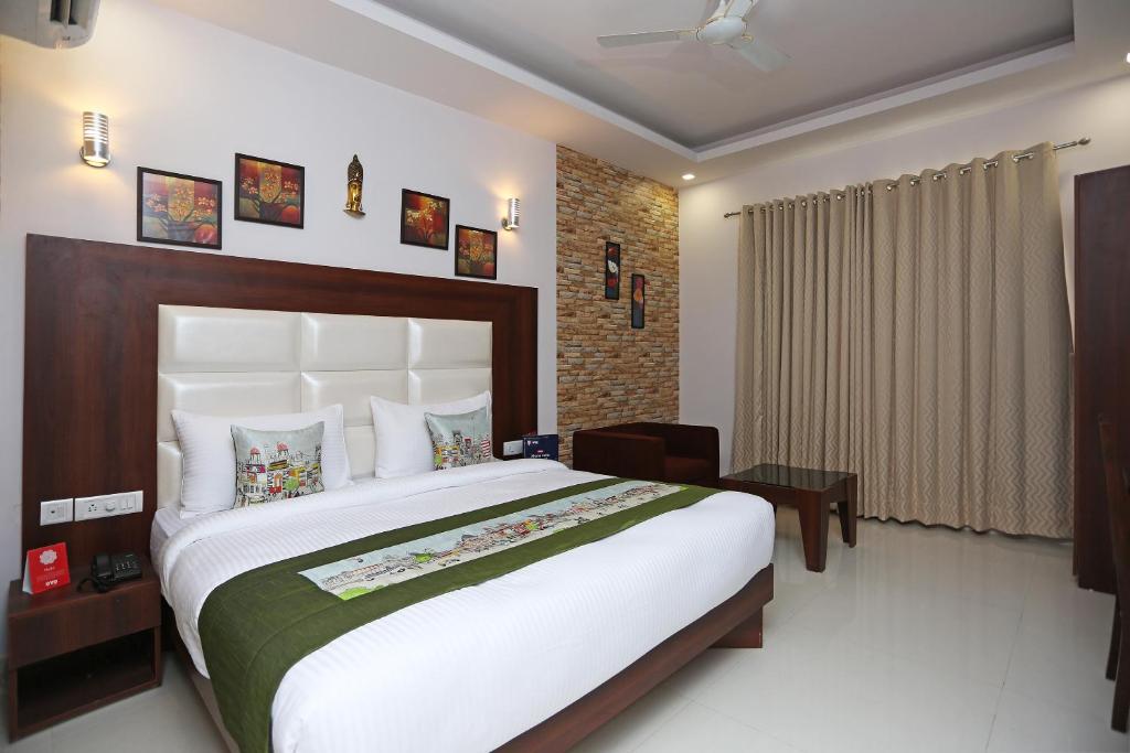 Postel nebo postele na pokoji v ubytování Hotel Arch - Near Aerocity New Delhi