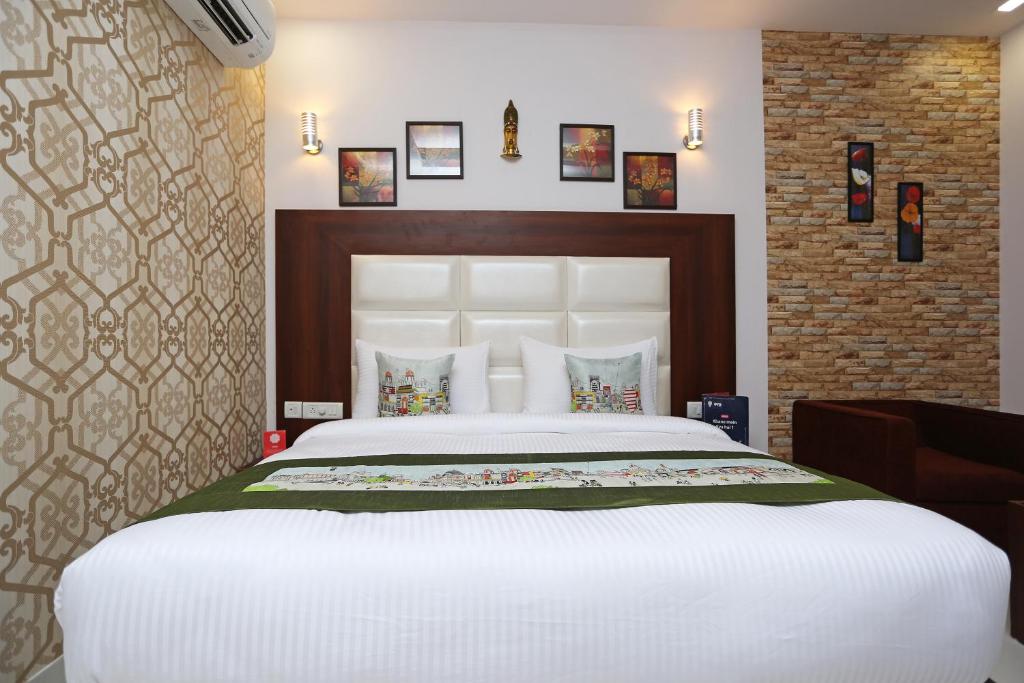 Postel nebo postele na pokoji v ubytování Hotel Arch - Near Aerocity New Delhi
