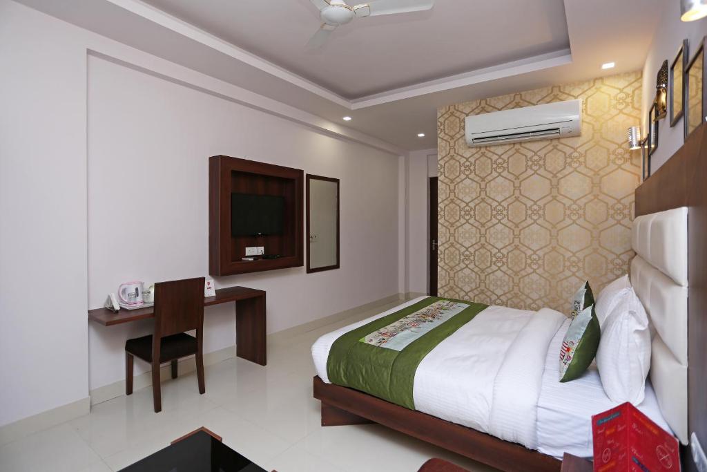 Postel nebo postele na pokoji v ubytování Hotel Arch - Near Aerocity New Delhi