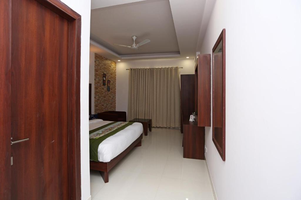 Postel nebo postele na pokoji v ubytování Hotel Arch - Near Aerocity New Delhi