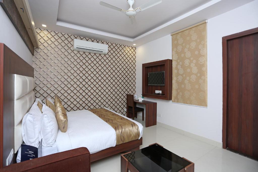 Postel nebo postele na pokoji v ubytování Hotel Arch - Near Aerocity New Delhi