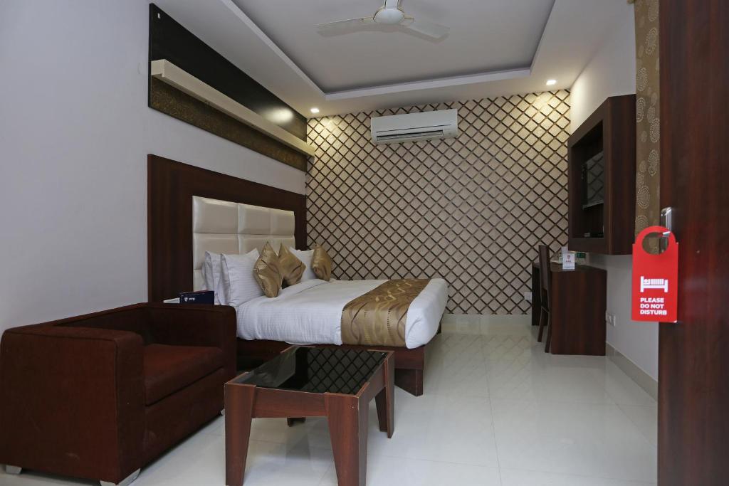 Postel nebo postele na pokoji v ubytování Hotel Arch - Near Aerocity New Delhi