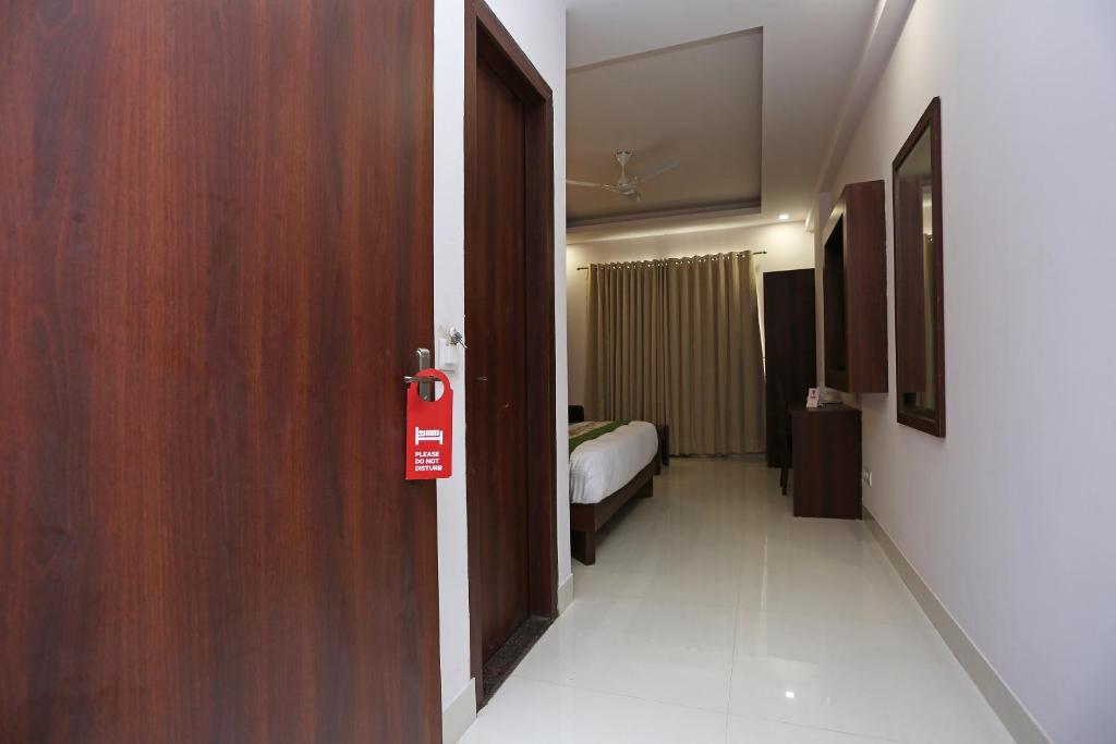 Postel nebo postele na pokoji v ubytování Hotel Arch - Near Aerocity New Delhi