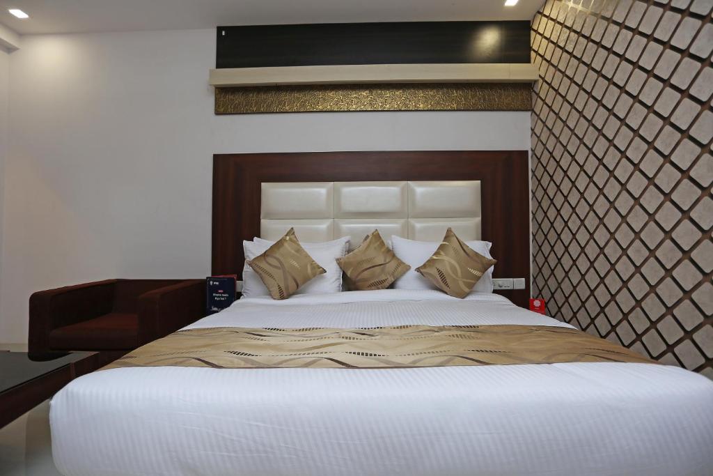 Postel nebo postele na pokoji v ubytování Hotel Arch - Near Aerocity New Delhi