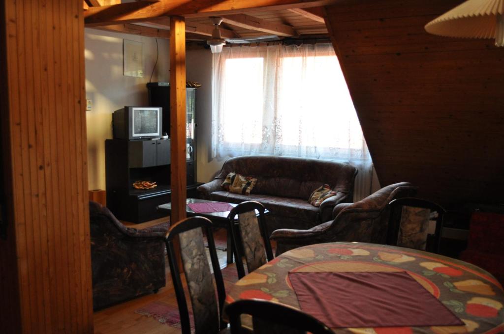 A seating area at Szent György Vendégház