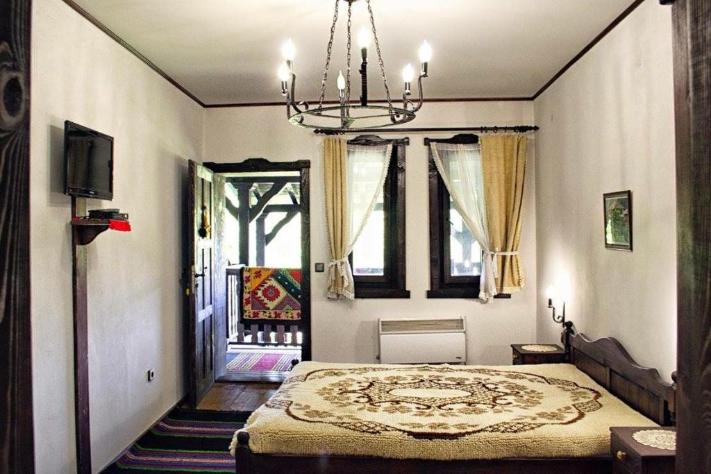 Un pat sau paturi într-o cameră la Milkovata Guest House