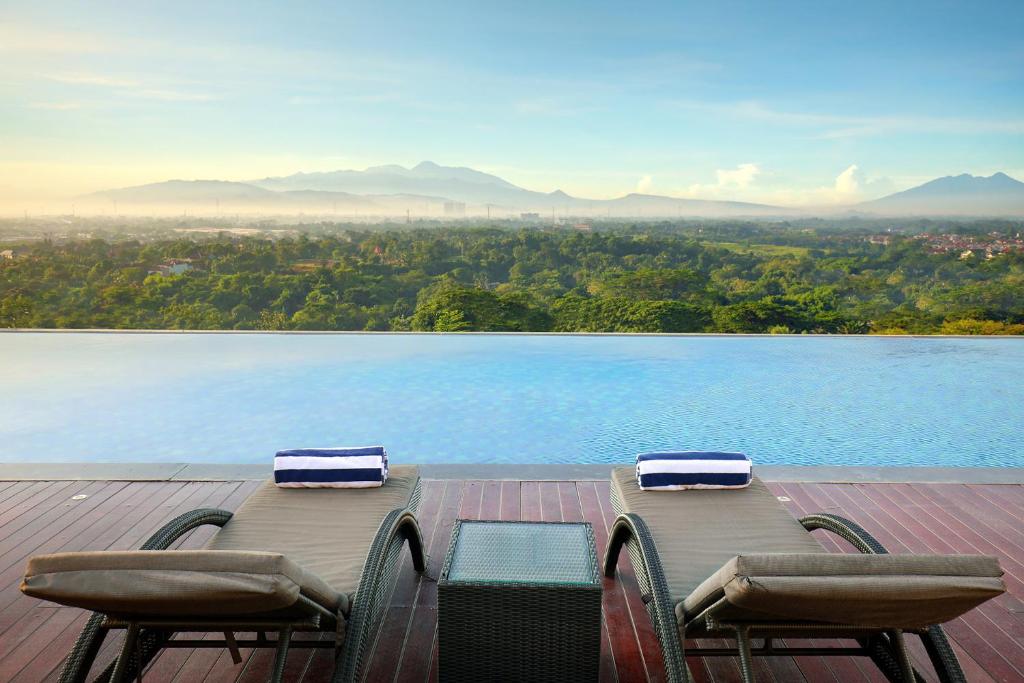 Pemandangan gunung umum atau pemandangan gunung yang diambil dari hotel