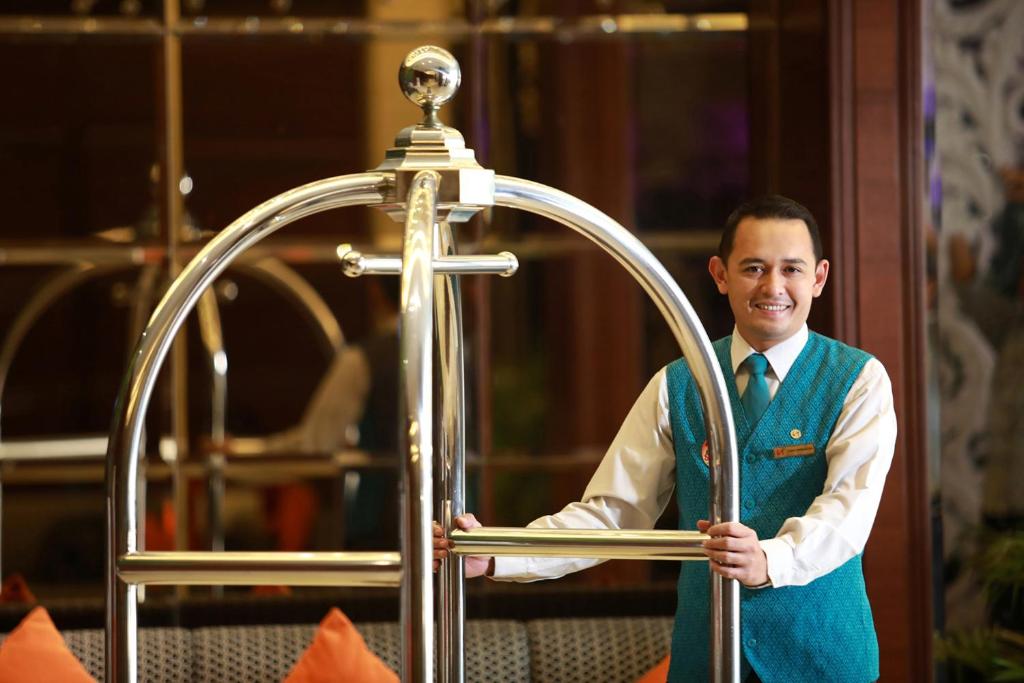Ahli kakitangan di Hotel Ciputra Cibubur managed by Swiss-Belhotel International