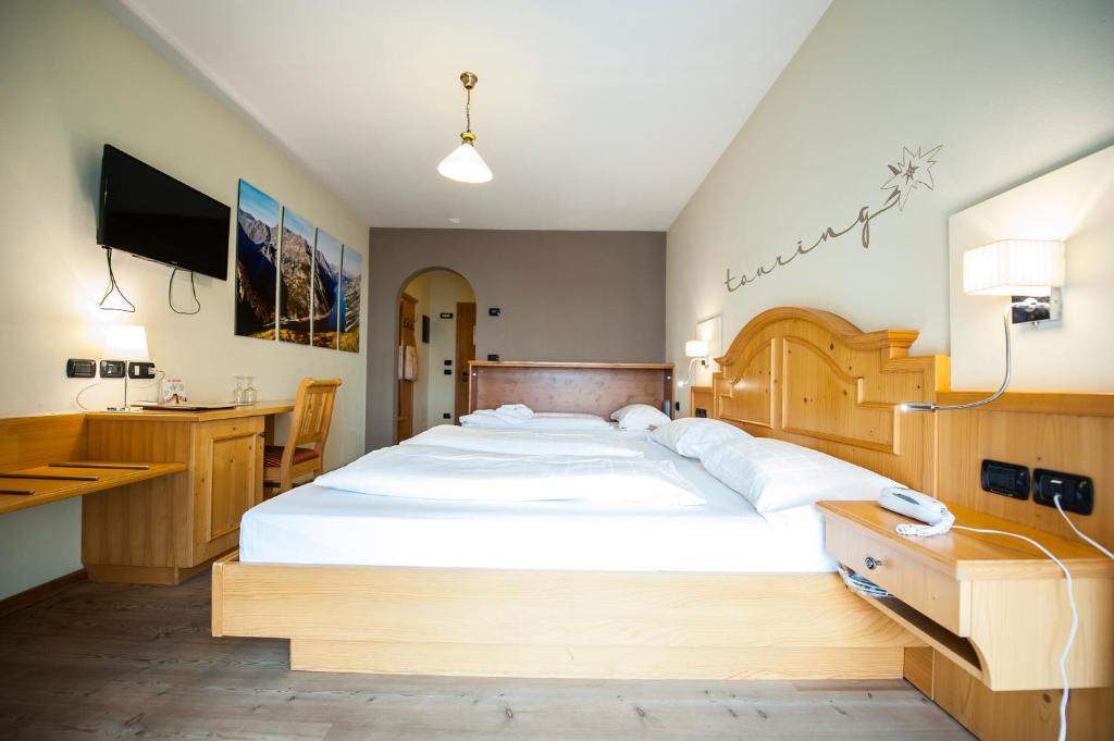 Postel nebo postele na pokoji v ubytování Hotel Touring