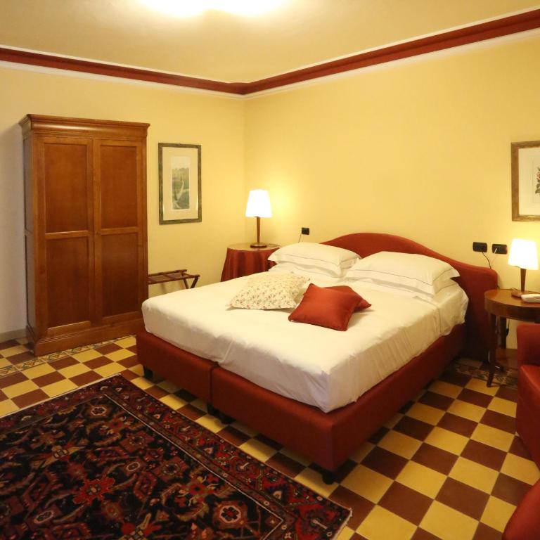 Postel nebo postele na pokoji v ubytování Albergo Castiglione Langhe