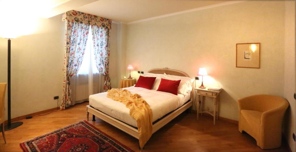 Postel nebo postele na pokoji v ubytování Albergo Castiglione Langhe