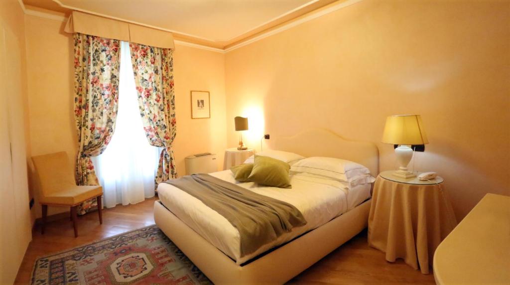 Postel nebo postele na pokoji v ubytování Albergo Castiglione Langhe