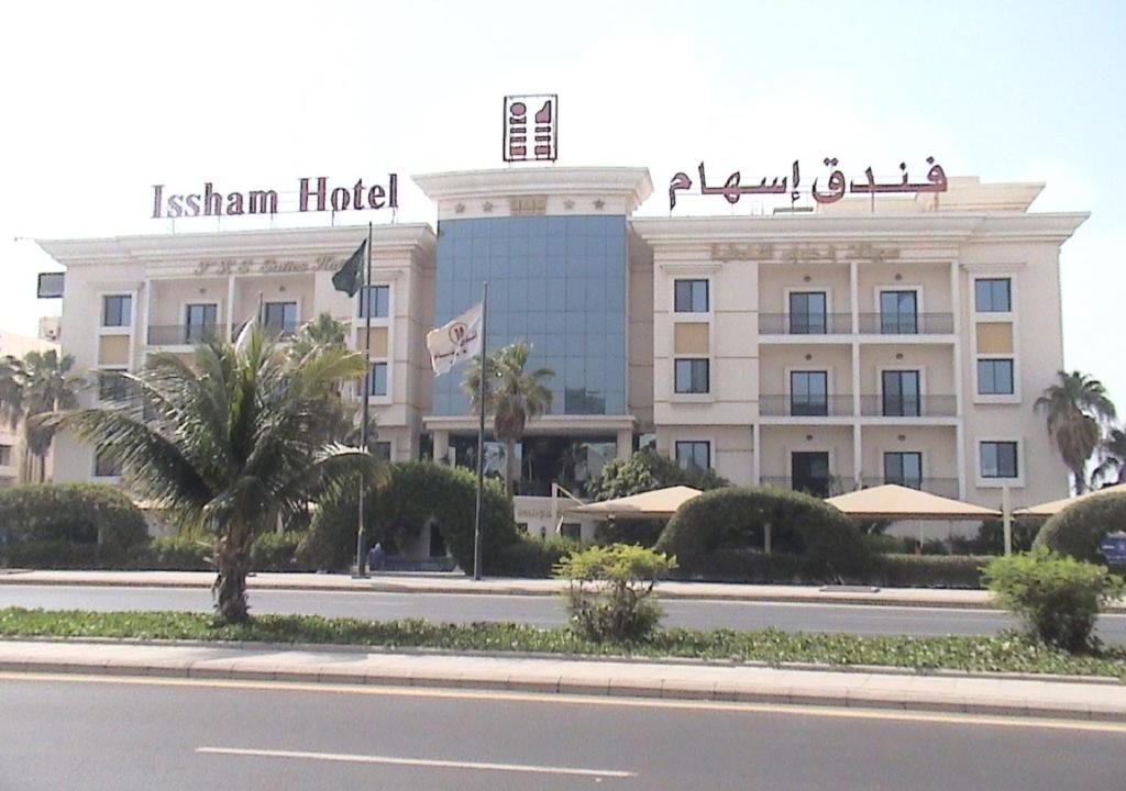 ein Gebäude an der Seite einer Straße vor einer Straße in der Unterkunft Issham Hotel in Dschidda
