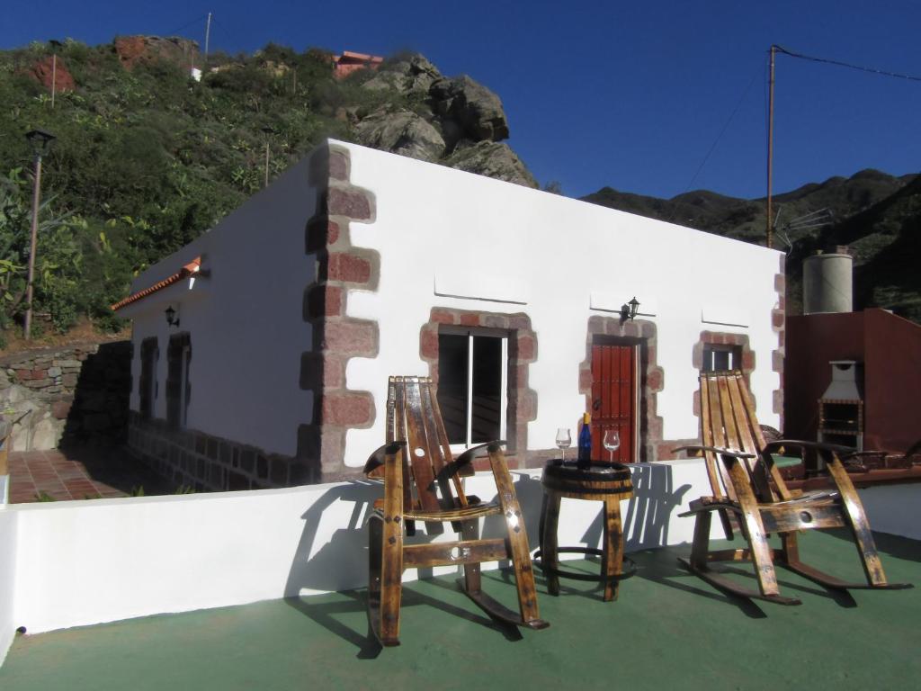 un grupo de sillas sentadas en el techo de una casa en Casas Galloway Anaga Misteriosa y mágica, en El Bailadero