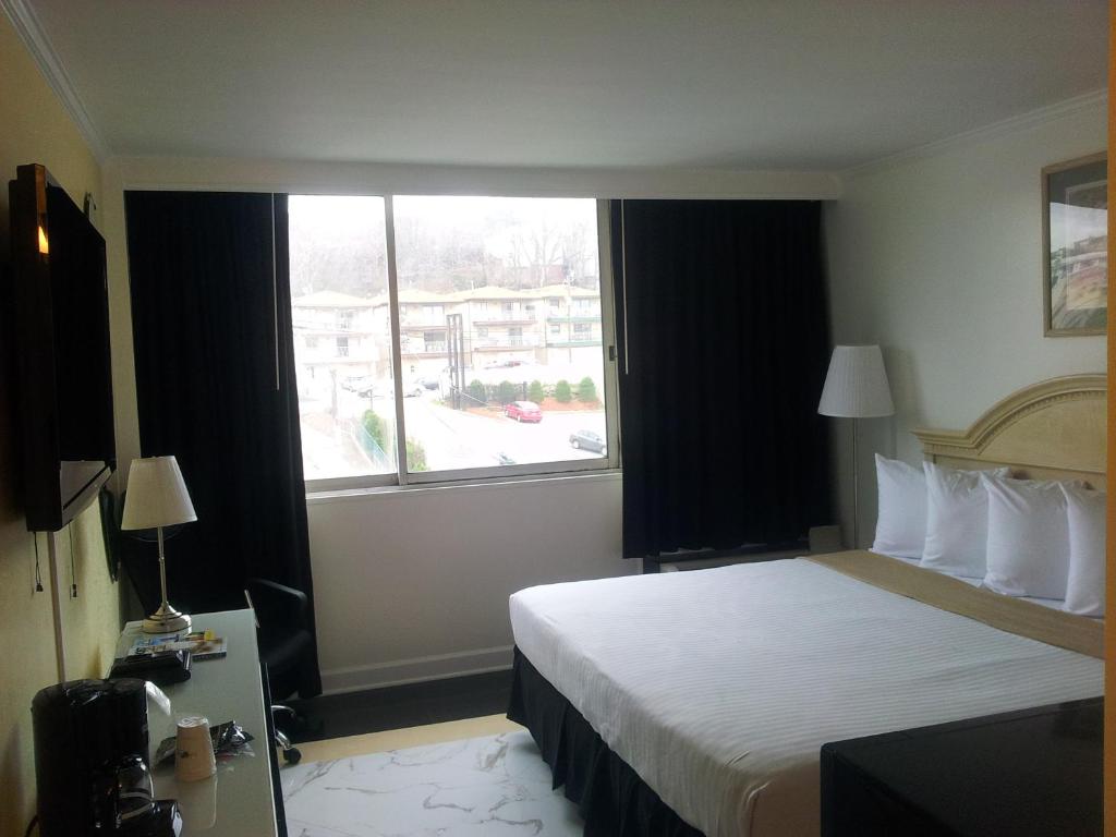Postel nebo postele na pokoji v ubytování Ramada by Wyndham North Bergen