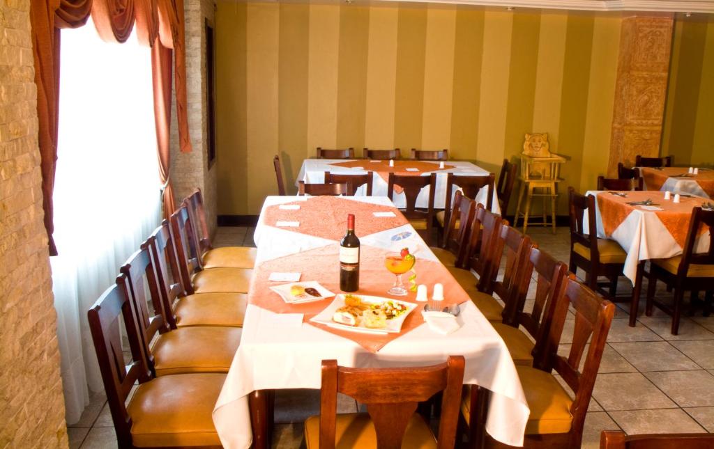 Restaurace v ubytování Hotel Podocarpus